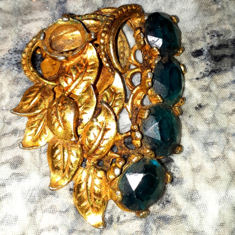 Vintage scarf clip.